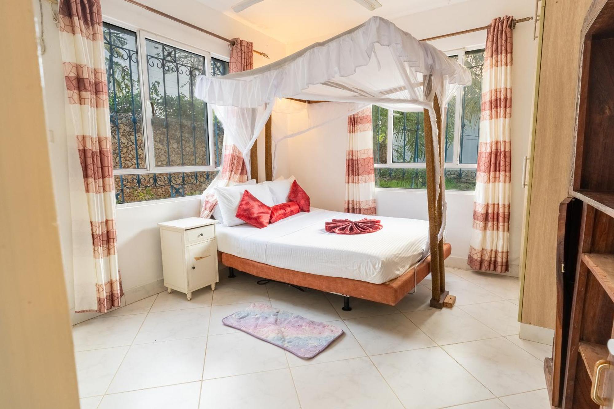 Queens Chateau Boutique Villa Diani Beach Esterno foto