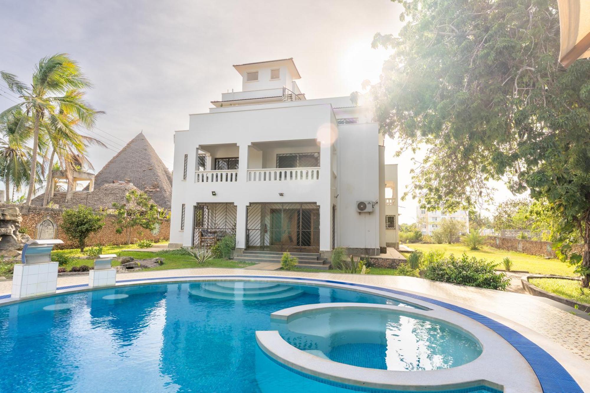 Queens Chateau Boutique Villa Diani Beach Esterno foto