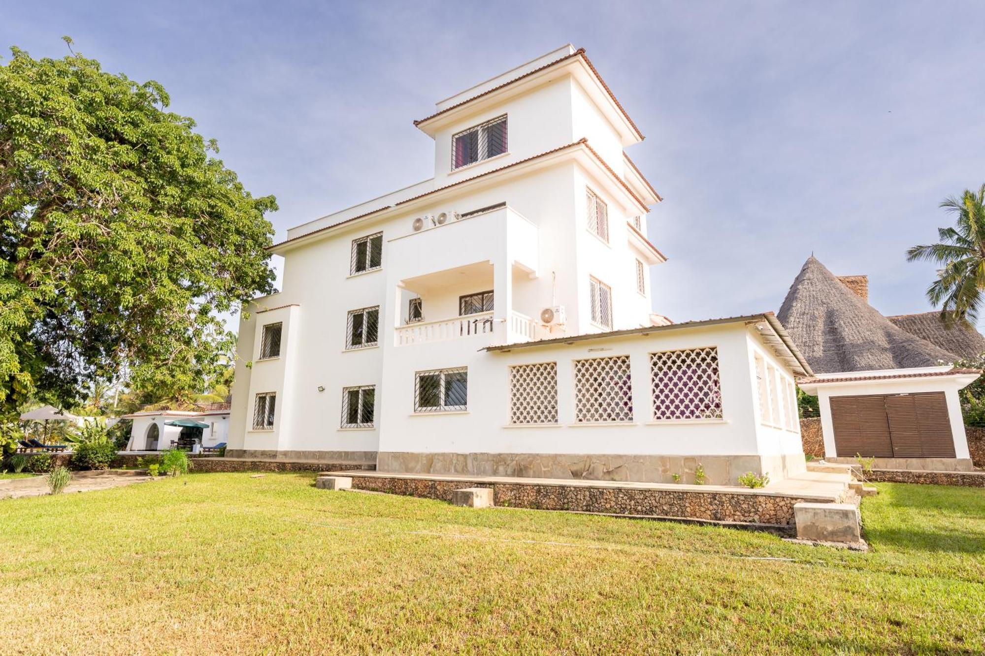 Queens Chateau Boutique Villa Diani Beach Esterno foto