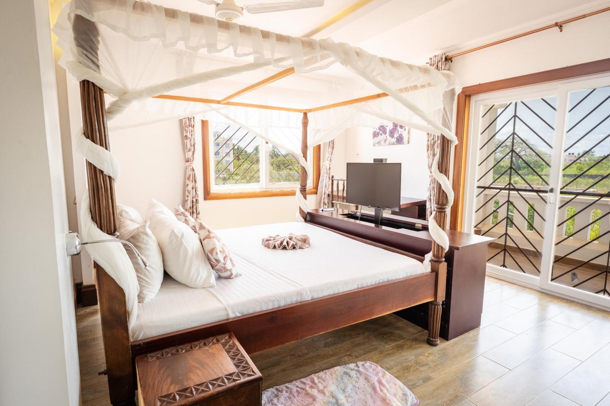 Queens Chateau Boutique Villa Diani Beach Esterno foto